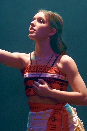 Image de l'artiste Emma en spectacle. Photo de Sacha Rives pour Danc Sing Show.