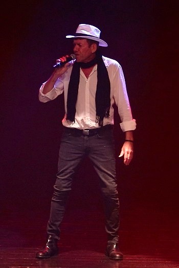 Image de l'artiste Christophe sur scène. Photo de Sacha Rives pour Danc Sing Show.