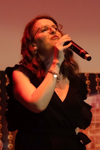 Image de l'artiste Lucie en public. Photo de Sacha Rives pour Danc Sing Show.