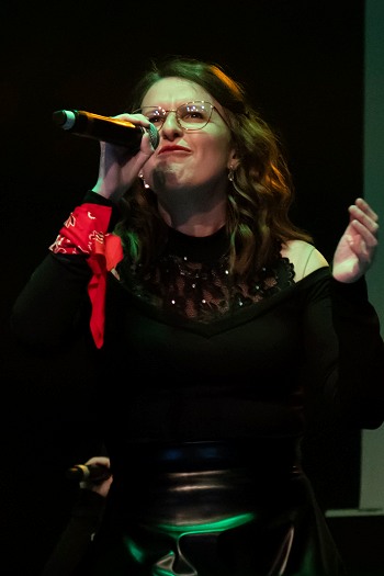 Image de l'artiste Lucie sur scène. Photo de Sacha Rives pour Danc Sing Show.
