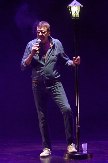 Image de l'artiste Christophe sur scène. Photo de Sacha Rives pour Danc Sing Show.