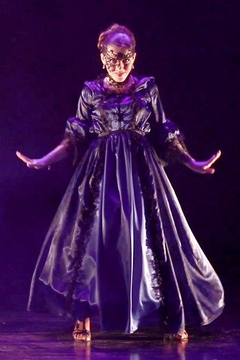 Image de l'artiste Emma en spectacle. Photo de Sacha Rives pour Danc Sing Show.
