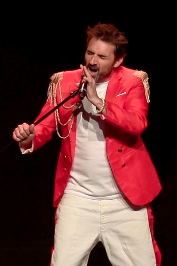 Image de l'artiste Laurent en spectacle. Photo de Sacha Rives pour Danc Sing Show.