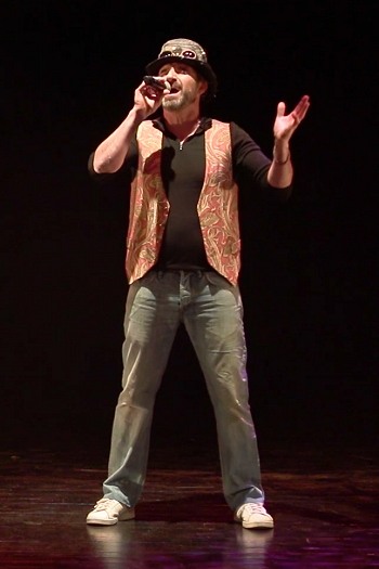 Image de l'artiste Laurent sur scène. Photo de Sacha Rives pour Danc Sing Show.