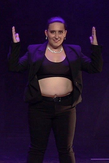 Image de l'artiste Chrystel en spectacle. Photo de Sacha Rives pour Dancsingshow.