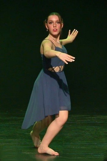 Image de l'artiste Emma sur scène. Photo de Sacha Rives pour Dancsingshow.