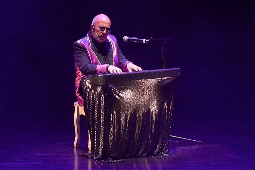 Image de l'artiste Pascal sur scène. Photo de Sacha Rives pour Dancsingshow.