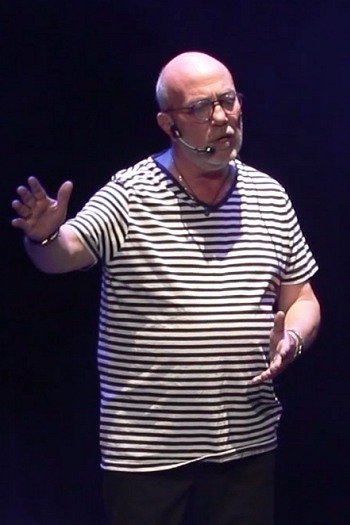 Image de l'artiste Pascal sur scène. Photo de Sacha Rives pour Dancsingshow.