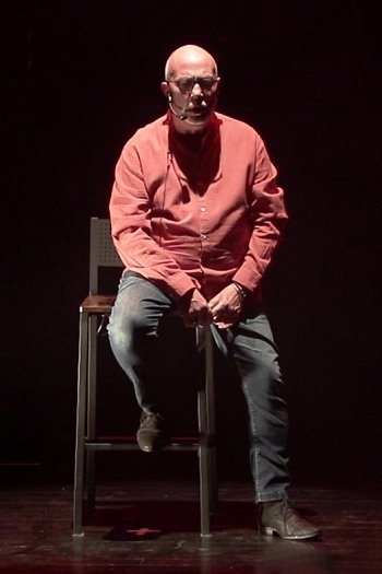 Image de l'artiste Pascal en public. Photo de Sacha Rives pour Dancsingshow.