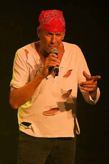 Image de l'artiste Christophe en spectacle. Photo de Patrice Bréluzeau pour Danc Sing Show.