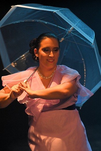 Image de l'artiste Chrystel sur scène. Photo de Patrice Bréluzeau pour Dancsingshow.