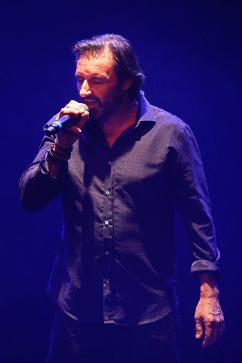 Image de l'artiste Laurent en public. Photo de Sylvie Bourget pour Dancsingshow.