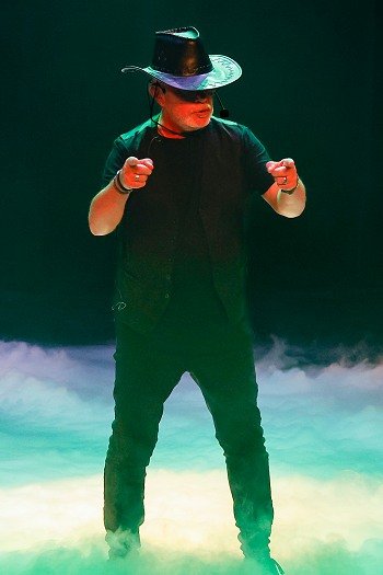 Image de l'artiste Pascal en spectacle. Photo de Sylvie Bourget pour Dancsingshow.