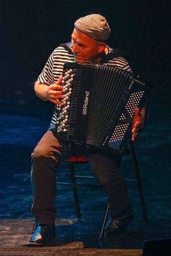Image de l'artiste Philippe sur scène. Photo de Sylvie Bourget pour Danc Sing Show.
