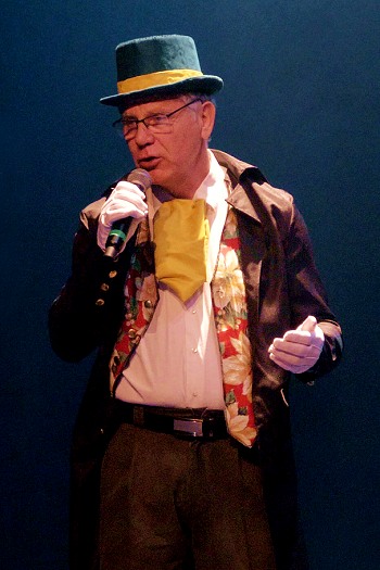 Image de l'artiste Aimé en spectacle. Photo de Sacha Rives pour Danc Sing Show.