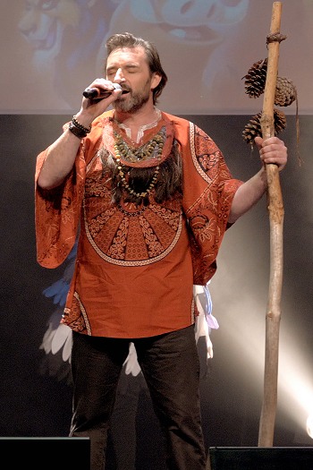 Image de l'artiste Laurent en public. Photo de Sacha Rives pour Danc Sing Show.
