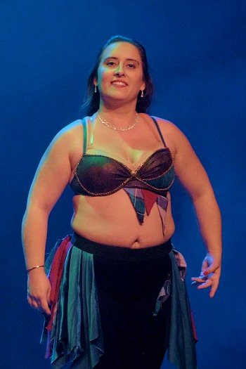 Image de l'artiste Chrystel en spectacle. Photo de Sacha Rives pour Dancsingshow.