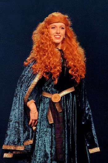 Image de l'artiste Emma sur scène. Photo de Sacha Rives pour Dancsingshow.