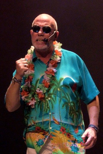 Image de l'artiste Pascal en spectacle. Photo de Sacha Rives pour Danc Sing Show.