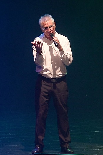 Image de l'artiste Aimé en spectacle. Photo de Sacha Rives pour Danc Sing Show.