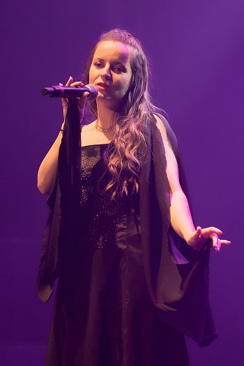 Image de l'artiste Anaïs sur scène. Photo de Sylvie Bourget pour Danc Sing Show.