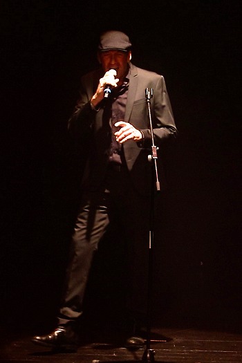 Image de l'artiste Christophe en public. Photo de Sacha Rives pour Danc Sing Show.