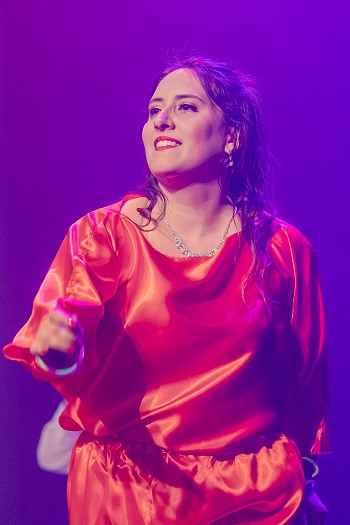 Image de l'artiste Chrystel sur scène. Photo de Sylvie Bourget pour Danc Sing Show.