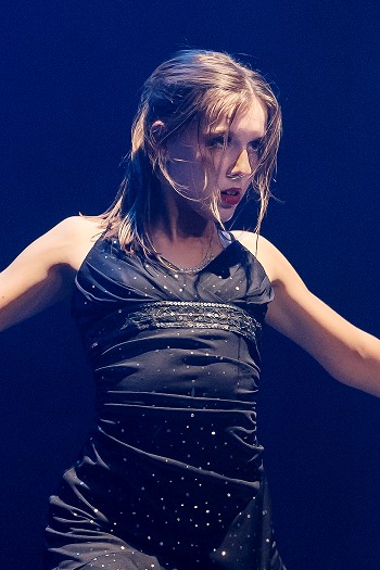 Image de l'artiste Emma sur scène. Photo de Sylvie Bourget pour Danc Sing Show.