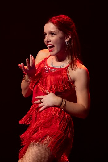 Image de l'artiste Emma sur scène. Photo de Sylvie Bourget pour Danc Sing Show.