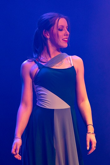 Image de l'artiste Emma en spectacle. Photo de Sylvie Bourget pour Danc Sing Show.
