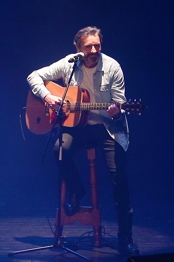 Image de l'artiste Laurent sur scène. Photo de Sacha Rives pour Danc Sing Show.