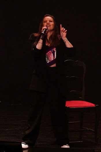 Image de l'artiste Lucie en public. Photo de Sacha Rives pour Danc Sing Show.