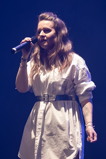 Image de l'artiste Lucie en public. Photo de Sylvie Bourget pour Danc Sing Show.