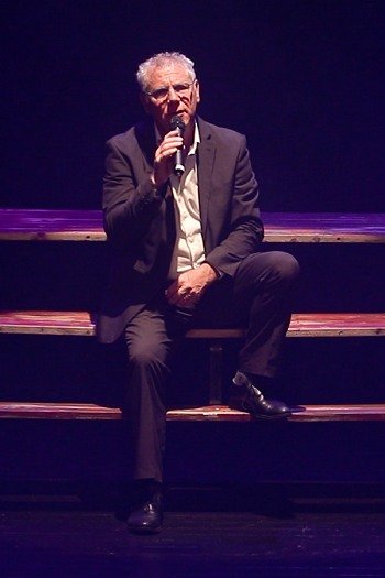 Image de l'artiste Aimé sur scène. Photo de Sacha Rives pour Dancsingshow.