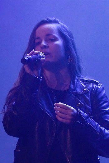 Image de l'artiste Anaïs sur scène. Photo de Sacha Rives pour Dancsingshow.