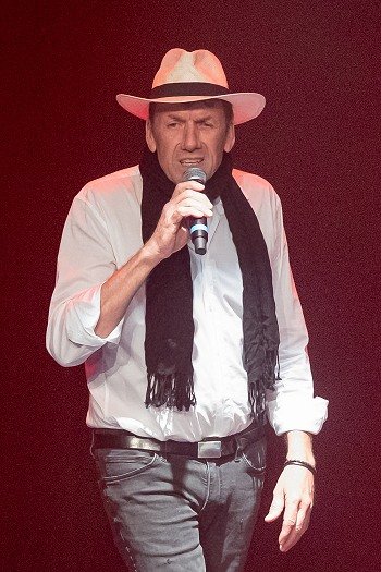 Image de l'artiste Christophe en spectacle. Photo de Sylvie Bourget pour Dancsingshow.