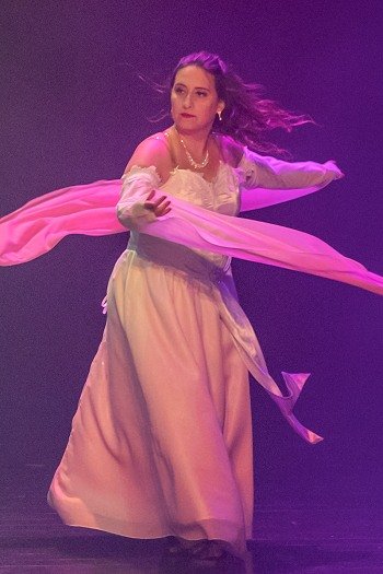Image de l'artiste Chrystel en spectacle. Photo de Sylvie Bourget pour Dancsingshow.