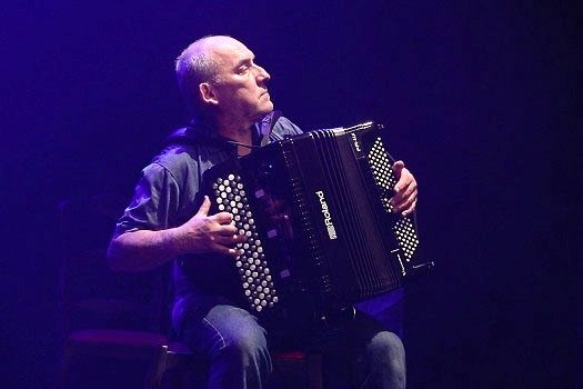 Image de l'artiste Philippe sur scène. Photo de Sacha Rives pour Dancsingshow.