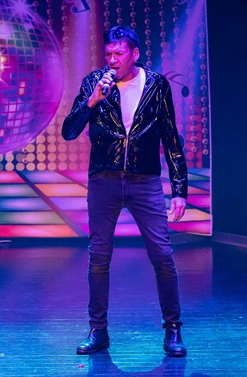 Image de l'artiste Christophe en spectacle. Photo de Sylvie Bourget pour Dancsingshow.