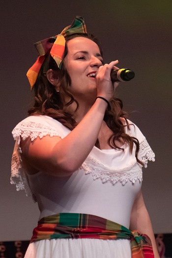 Image de l'artiste Anaïs sur scène. Photo de Sacha Rives pour Danc Sing Show.