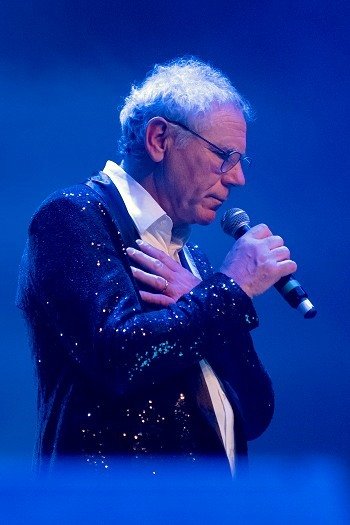 Image de l'artiste Aimé sur scène. Photo de Sacha Rives pour Dancsingshow.