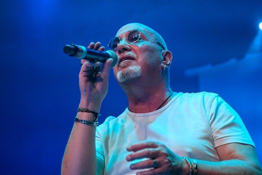 Image de l'artiste Pascal sur scène. Photo de Sacha Rives pour Dancsingshow.