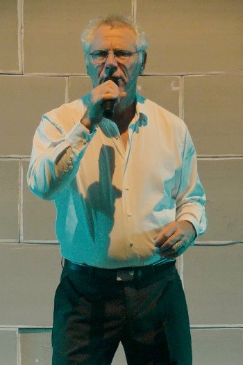 Image de l'artiste Aimé sur scène. Photo de Sacha Rives pour Dancsingshow.