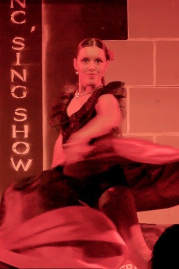 Image de l'artiste Emma en spectacle. Photo de Sacha Rives pour Dancsingshow.