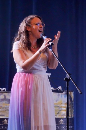 Image de l'artiste Lucie en public. Photo de Sacha Rives pour Dancsingshow.