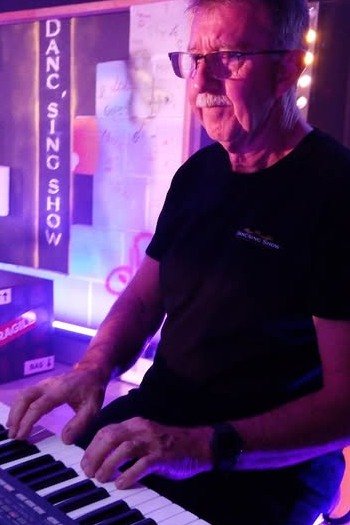 Image de l'artiste Gilles en spectacle. Photo de Sacha Rives pour Danc Sing Show.