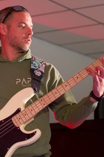 Image de l'artiste Xavier sur scène. Photo de Sacha Rives pour Danc Sing Show.