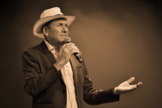 Image de l'artiste Christophe en public. Photo de Patrice Bréluzeau pour Dancsingshow.