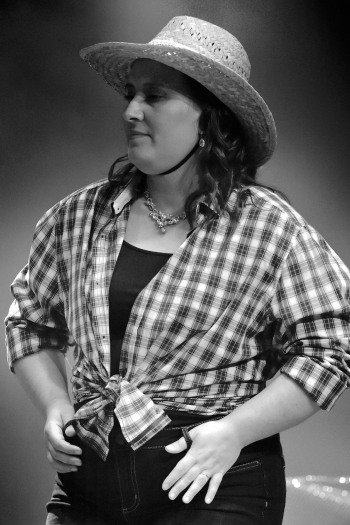 Image de l'artiste Chrystel en public. Photo de Patrice Bréluzeau pour Dancsingshow.