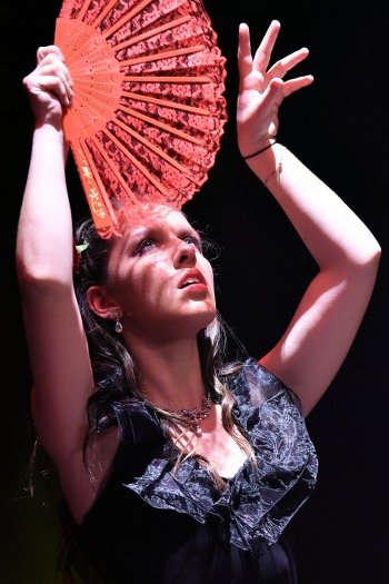 Image de l'artiste Emma en public. Photo de Patrice Bréluzeau pour Dancsingshow.